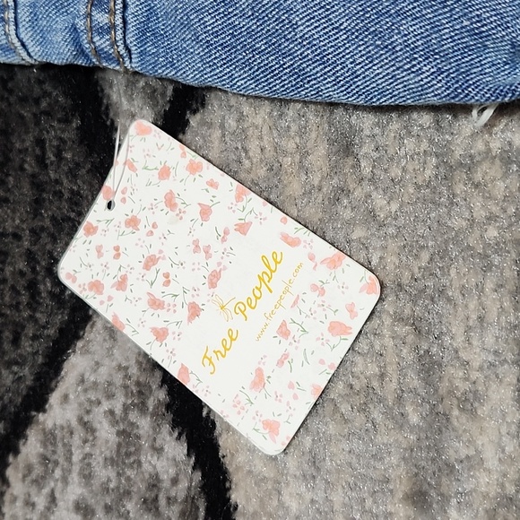 FREE PEOPLE FELTON HIGH-WAISTED DISTRESSED RAW-EDGE ZIP-FLY DENIM JEAN SHORT-NWT - Picture 8 of 12